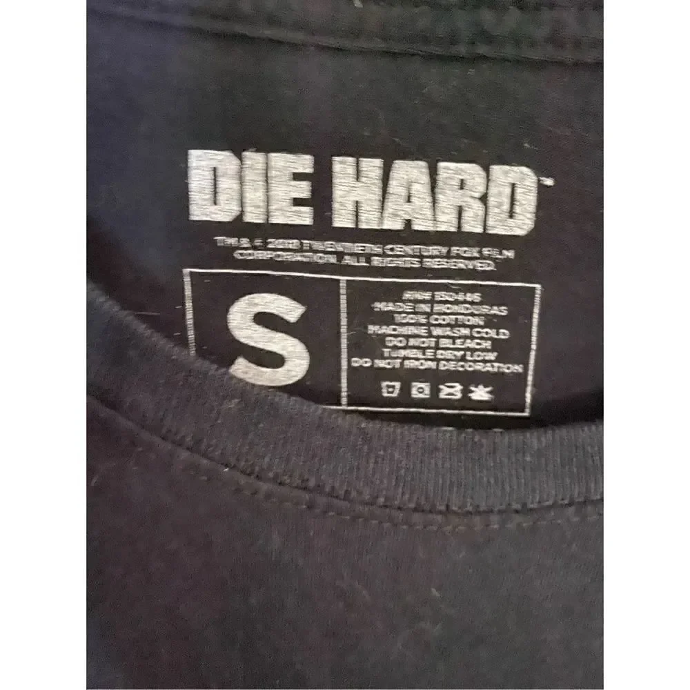 Loot crate exclusive, diehard gingerbread Christmas T-shirt, black med
